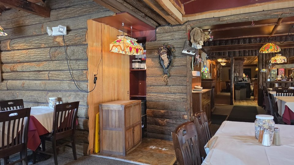 Front view of Cap'n Cat Clam Bar.