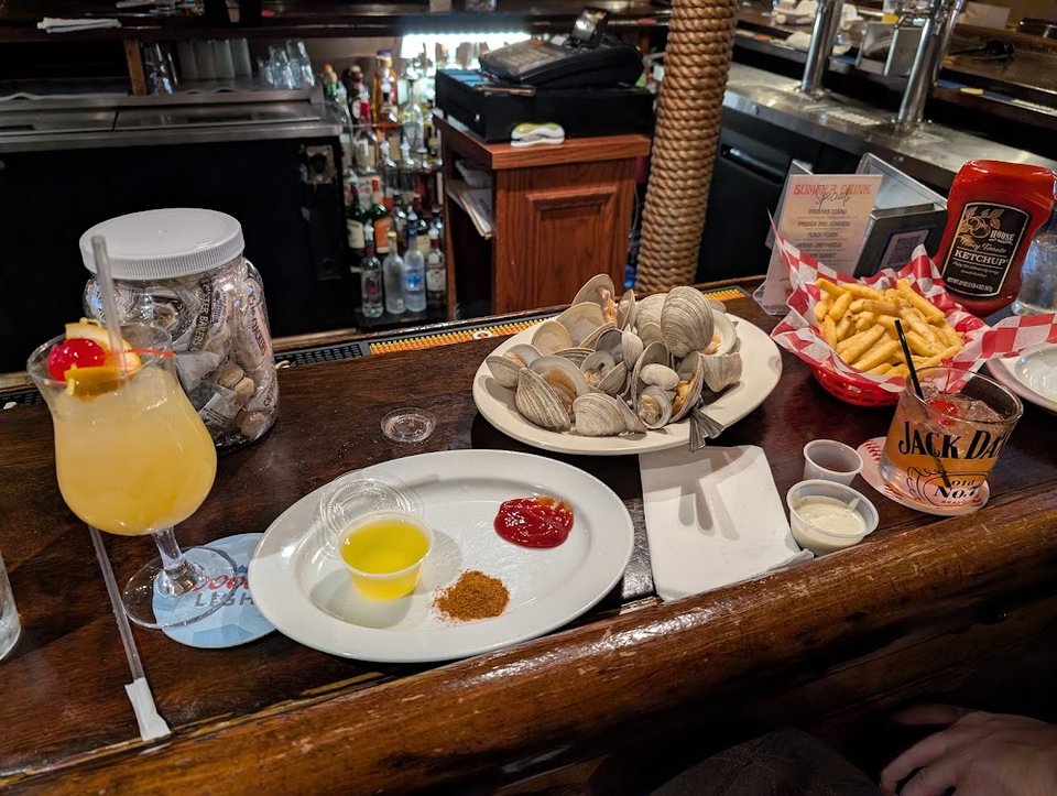 Cap' N Chowder Pint
